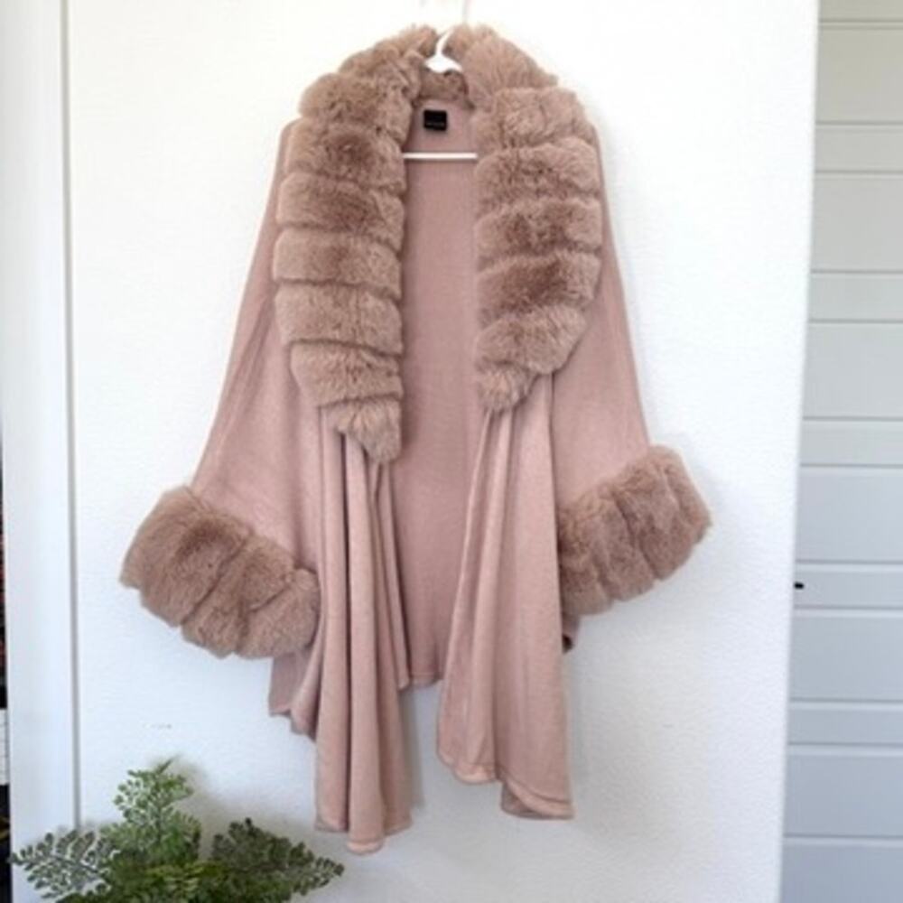 SAACHI Faux Fur Trim Cape Kimono Blush‎ Pink Elegant OS Glam Statement Piece